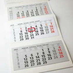 2025 ADINA Dreimonatskalender 70x33cm mit Tagesanzeiger in Blockform