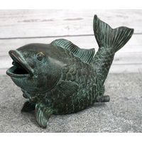 Bronzeskulpturen Skulptur Bronzefigur kleiner Fisch mit Wasserspeier dunkelgrün grün