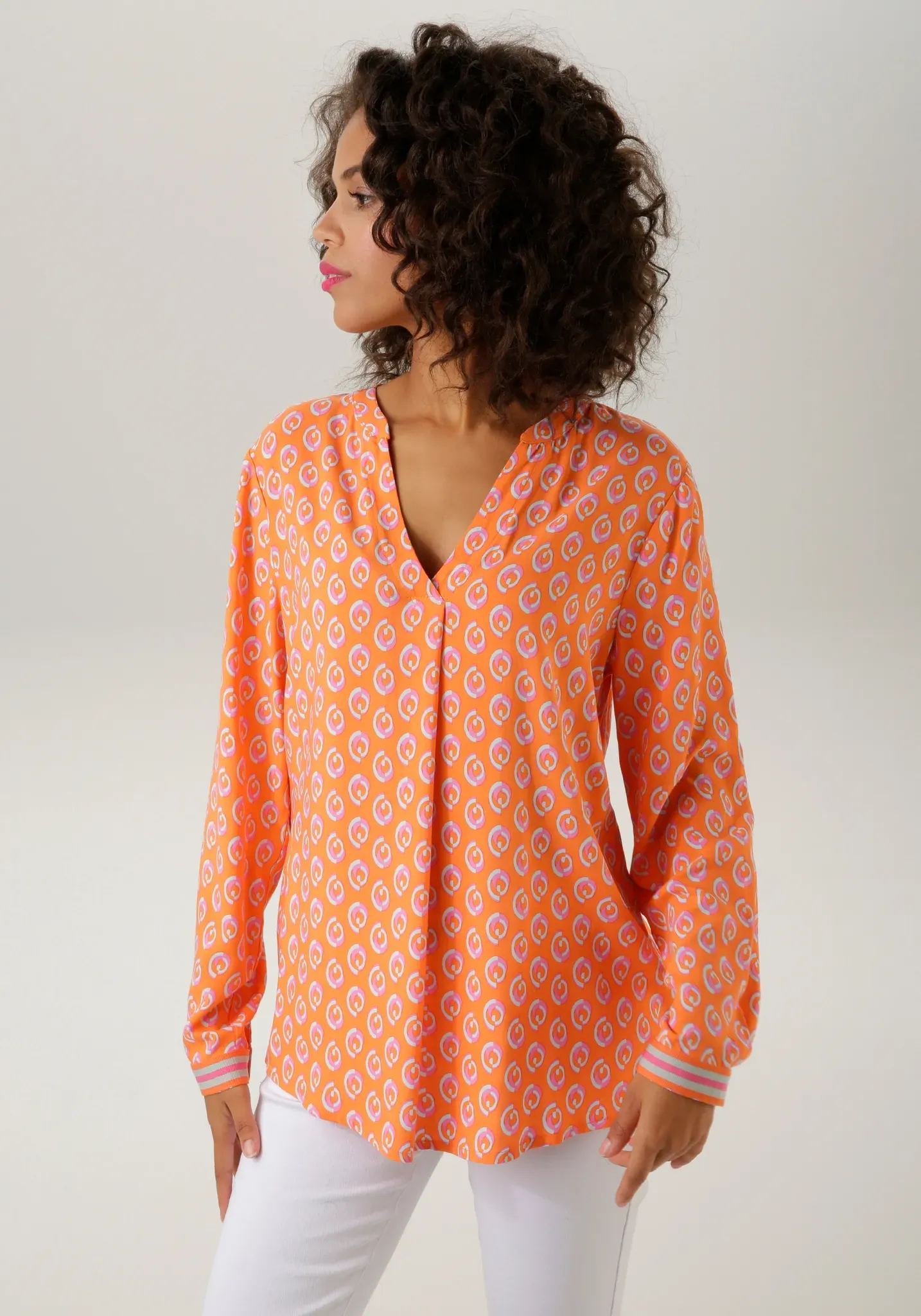 Schlupfbluse ANISTON CASUAL, Damen, Gr. 38, bunt (orange, weiß, pink), Web, Obermaterial: 100% Viskose, bedruckt, gemustert, lässig geschnitten Po-bedeckend, V-Ausschnitt, 1-Knopf-Manschette, Blusen Schlupfbluse, mit extravagantem, graphischem Druck