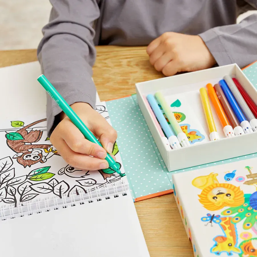 Tiger Tribe Ausmalset Zoo Kinder Kreativset - 36 Malvorlagen, 10 Filzstifte, 5 Stickerbögen, bunt, Magnetbox