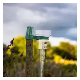 Relaxdays Regenmesser 2er Set, mit Halterung, Niederschlagsmesser Garten, Skala 35 mm/m2, Kunststoff, transparent/grün