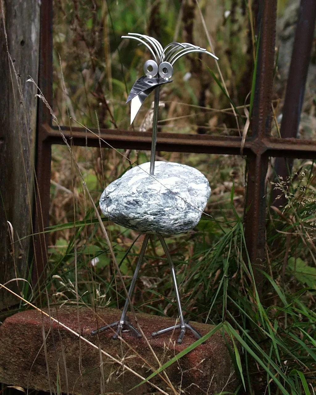 Rosi,  Die Hübsche. Edelstahlvogel mit Naturstein, rostfrei und wetterfest