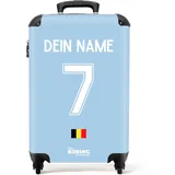 NoBoringSuitcases.com Handgepäck Koffer, Koffer Personalisiert, Reisekoffer, Reisetasche mit Rollen, Koffer Handgepäck, Trolley Handgepäck 55x40x20 cm (EM 2024 - Auswärtstrikot Belgien - Hellblau)