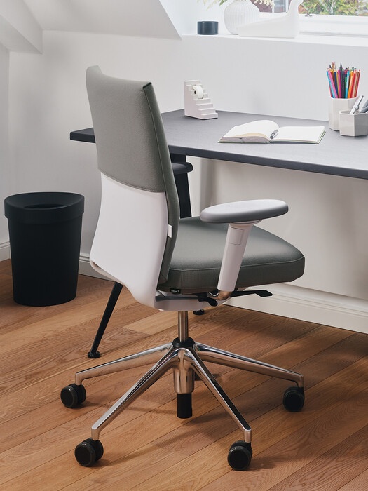 Vitra Chaise de bureau pivotante ID Soft avec accoudoirs 2D, Designer Antonio Citterio, 90-108x70x52-76 cm