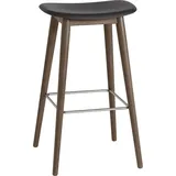 Muuto Fiber Barhocker 75 cm, schwarz auf dunklen Holzbeinen