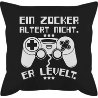 Kissen 50x50 - Statement mit Sprüchen - Ein Zocker altert nicht - er levelt weiß - 50 x 50 cm - Schwarz - kissenbezug spruch sprüche game kissenbezüge und fuellung spruechen gamer männerkissen