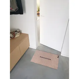 Mad About Mats Fußmatte Aya, Türvorleger, Schmutzfangteppich, Outdoor & Indoor, mit Spruch Konnichiwa, japanisch, Japan, rutschfest, waschbar, pflegeleicht, Beige, 50 x 75 cm