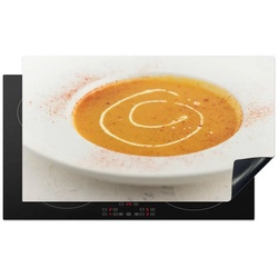MuchoWow Herdblende-/Abdeckplatte Kürbissuppe im weißen Teller mit Cayennepfeffer bestreut, Vinyl, (1 tlg), 91×52 cm, Induktionskochfeld Schutz für die küche, Ceranfeldabdeckung bunt