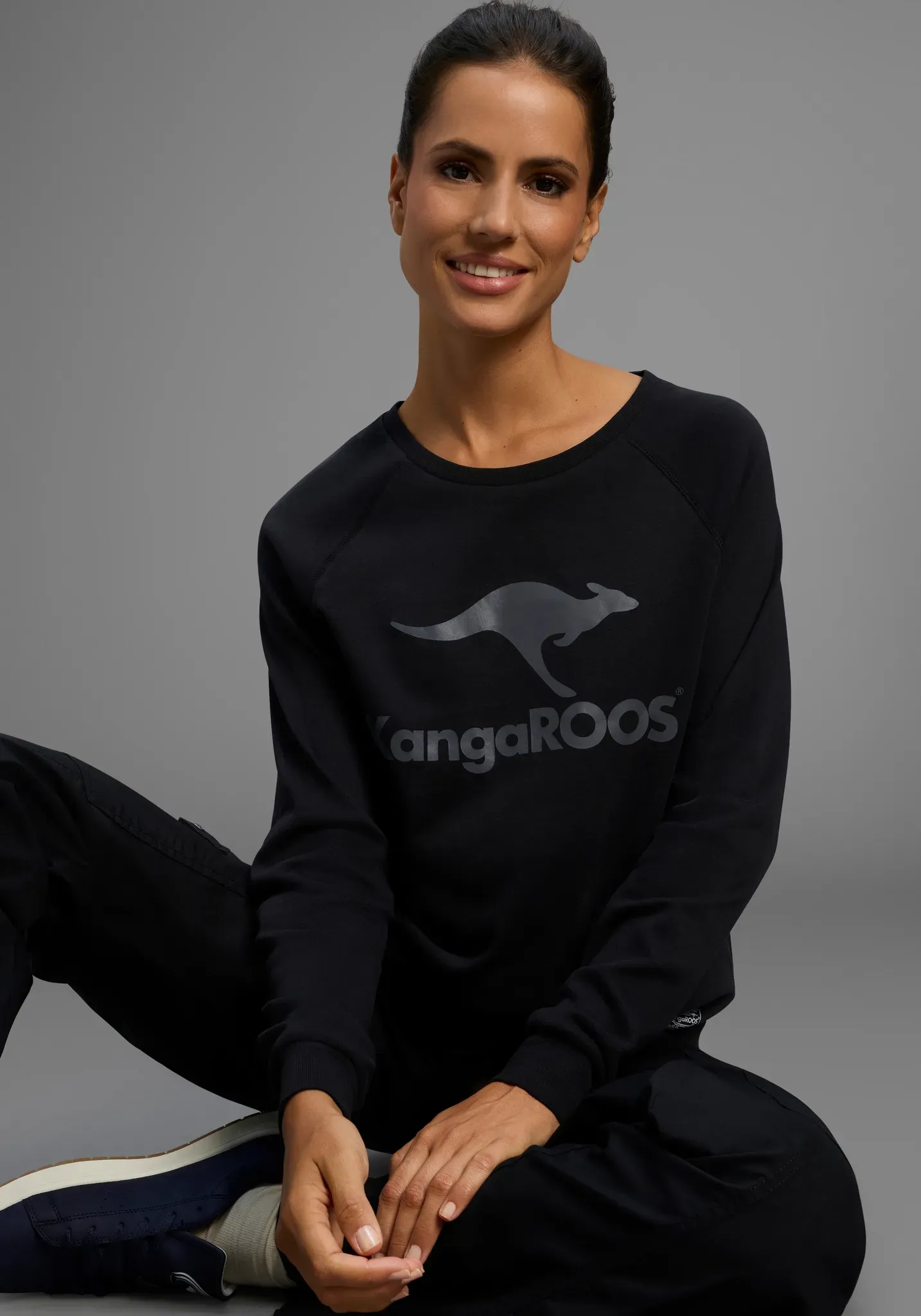 Sweatshirt KANGAROOS, Damen, Gr. 32/34, schwarz, Interlock, Obermaterial: 100% Baumwolle, bedruckt, unifarben, bequem hüftbedeckend, Rundhals, Raglanärmel Rippbündchen, Sweatshirts Sweatshirt, Langarm, figurumspielender Schnitt, mit Print, Rundhalsausschnitt