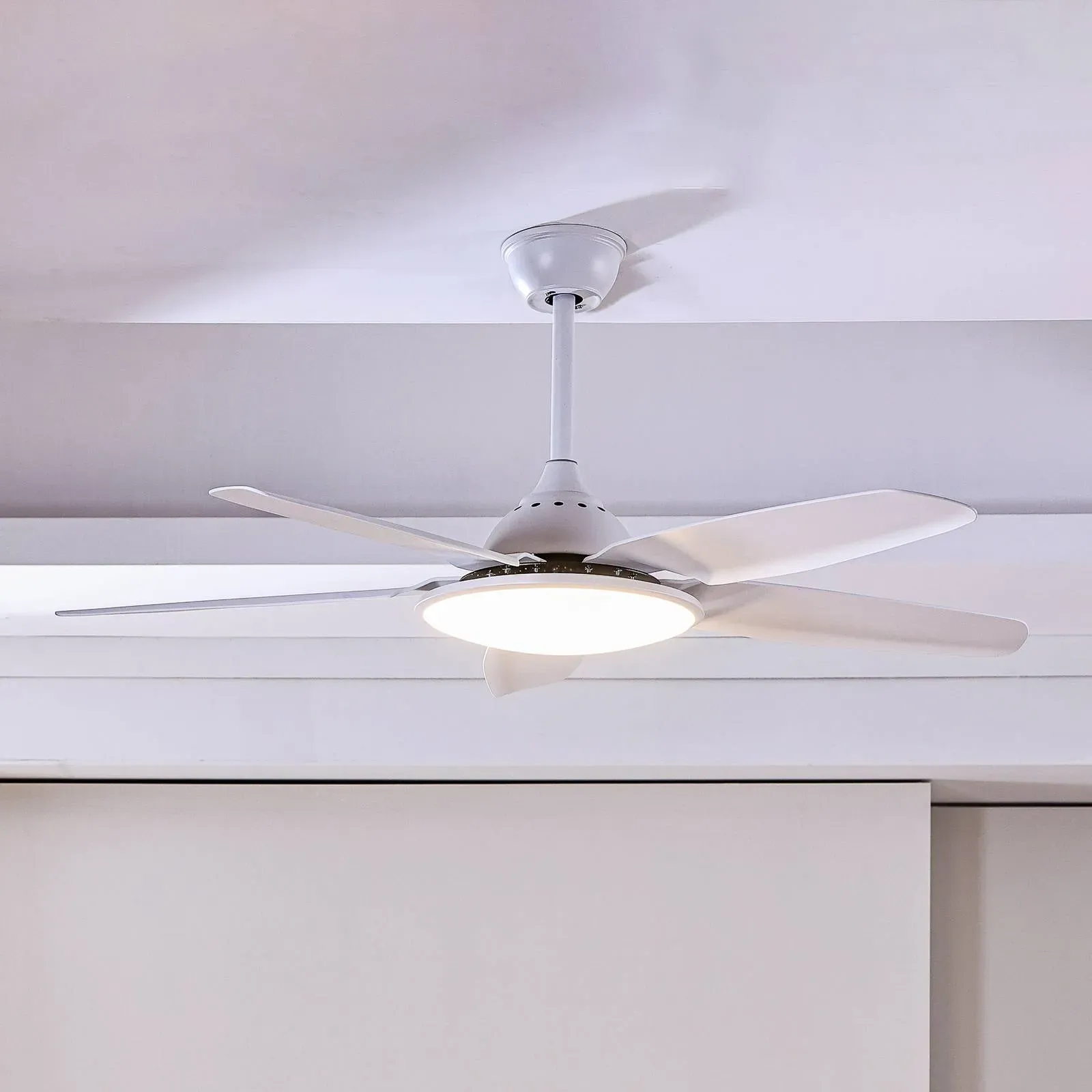 Lucande LED-Deckenventilator Divian, weiß, DC, leise, CCT Divian, weiß / opal, für Wohn- / Esszimmer, Metall, Modern - 130 cm - 130 cm - 36 cm