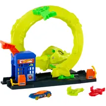 Hot Wheels Spielzeugauto Trackset, Tankstelle mit Die-Cast-Spielzeugauto Maßstab 1:64, 2 Spielmöglichkeiten, Twister-Loopings und schnelles Track-Stecksystem,JBM63