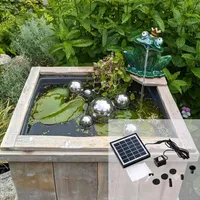 Storm's Gartenzaubereien Miniteich Komplettset Holzkiste - Solar Wasserspiel Froschkönig mit Pumpe - Gartenbrunnen für Balkon und Terrasse - Inklusive Schwimmkugeln und Kunststoffeinsatz