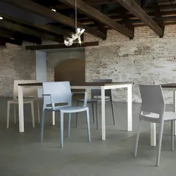 Bakhita“ Stühle mit Armlehnen. Stapelbare Möbel für Terrassen, Innen- und Außenbereiche von Restaurants und Cafeterias.