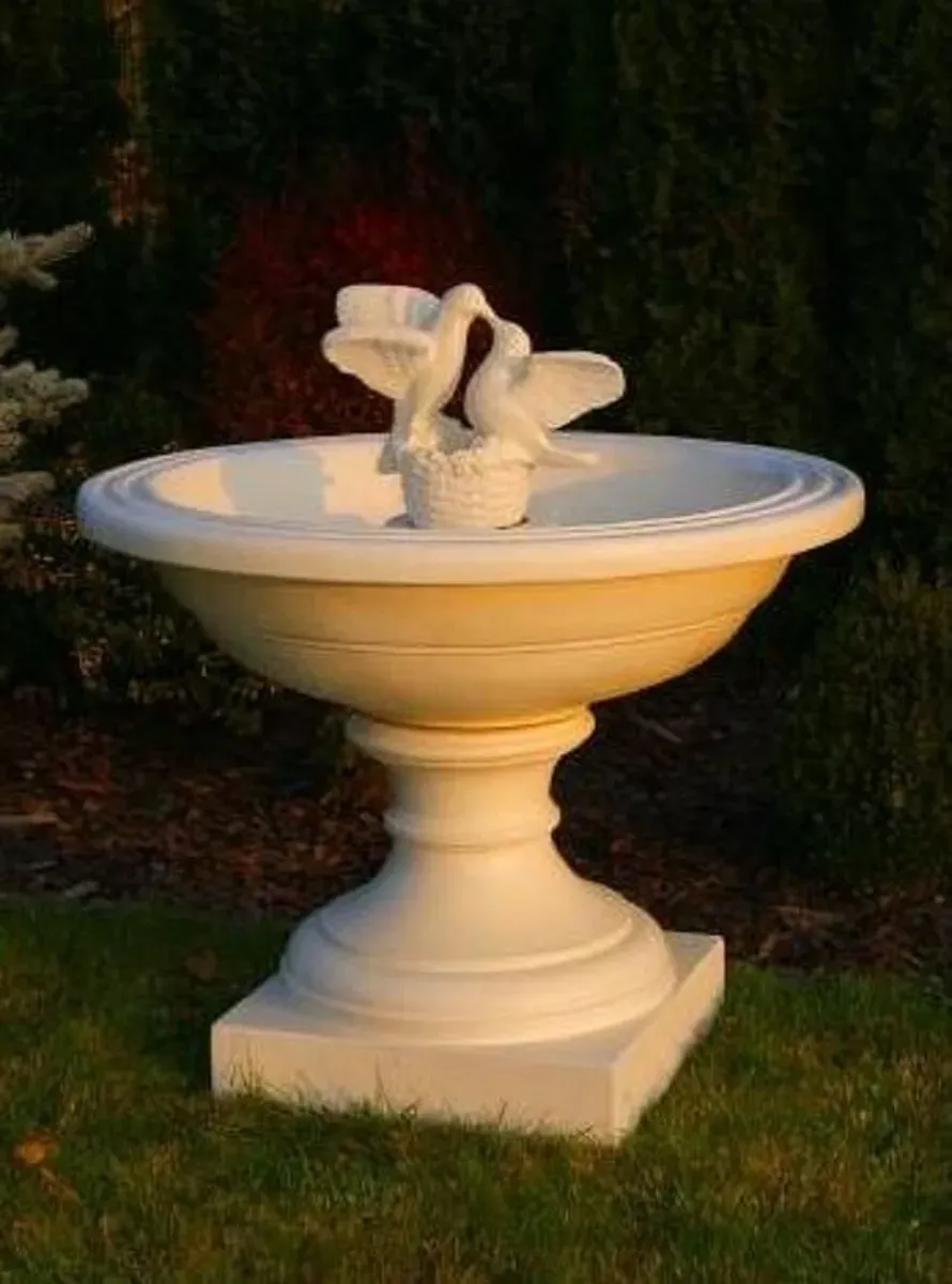 Casa Padrino Barock Springbrunnen mit dekorativen Tauben Beige Ø 102 x H. 110 cm - Prunkvoller Gartenbrunnen im Barockstil - Runder Gartendeko Stein Brunnen - Barock Garten Deko Accessoires
