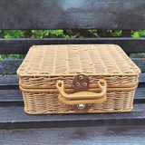 RSTYS Rattan-Koffer, gewebt, Retro-Weidenkoffer, künstliche Rattan-Aufbewahrungsbox, gewebter Aufbewahrungskorb, Make-up-Mülleimer, Kunstleder-Optik, Gurt für Regal-Organizer, Grau