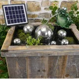 Storm's Gartenzaubereien Miniteich Set - Holzkiste mit Aufsatz für Wasserspeier, Wasserspeier Frosch mit Solarpumpe und Schwimmkugeln - Teichkugeln