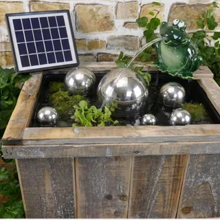 Storm's Gartenzaubereien Miniteich Set - Holzkiste mit Aufsatz für Wasserspeier, Wasserspeier Frosch mit Solarpumpe und Schwimmkugeln - Teichkugeln