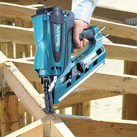Makita GN 900 SE Akku-Gasnagler 7,2 V im Koffer mit 2x 1,0 Ah Akku und Ladegerät