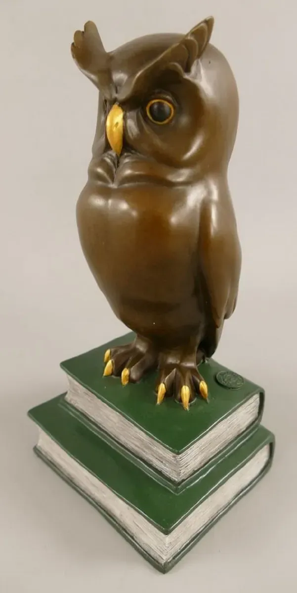 Casa Padrino Bronze Deko Figur Eule auf Büchern H. 22 cm - Schreibtisch Deko Skulptur