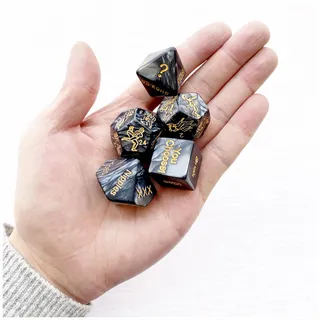 AMZII 5er Würfel Set,Sex Würfel Paar Sex Bett,Sex Würfel für 48 Optionen,24 Position Lehrbuch Würfel Spiel + 24 Sex Würfel Paar Deutsch English Sex-Würfel,SM Sexspielzeug extreme Paare (5er Set)