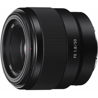 Sony SEL-50F18F, Lichtstarkes 50mm E-Mount Vollformat Objektiv mit F1,8, Festbrennweite schwarz Sony SEL-50F18F, Lichtstarkes 50mm E-Mount Vollformat Objektiv mit F1,8, Festbrennweite schwarz