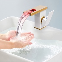 LED Wasserfall Wasserhahn Wasserfall Untertischwaschbecken Bad Küche Einhebelmischer Armatur modernes Design (weiß,gold)