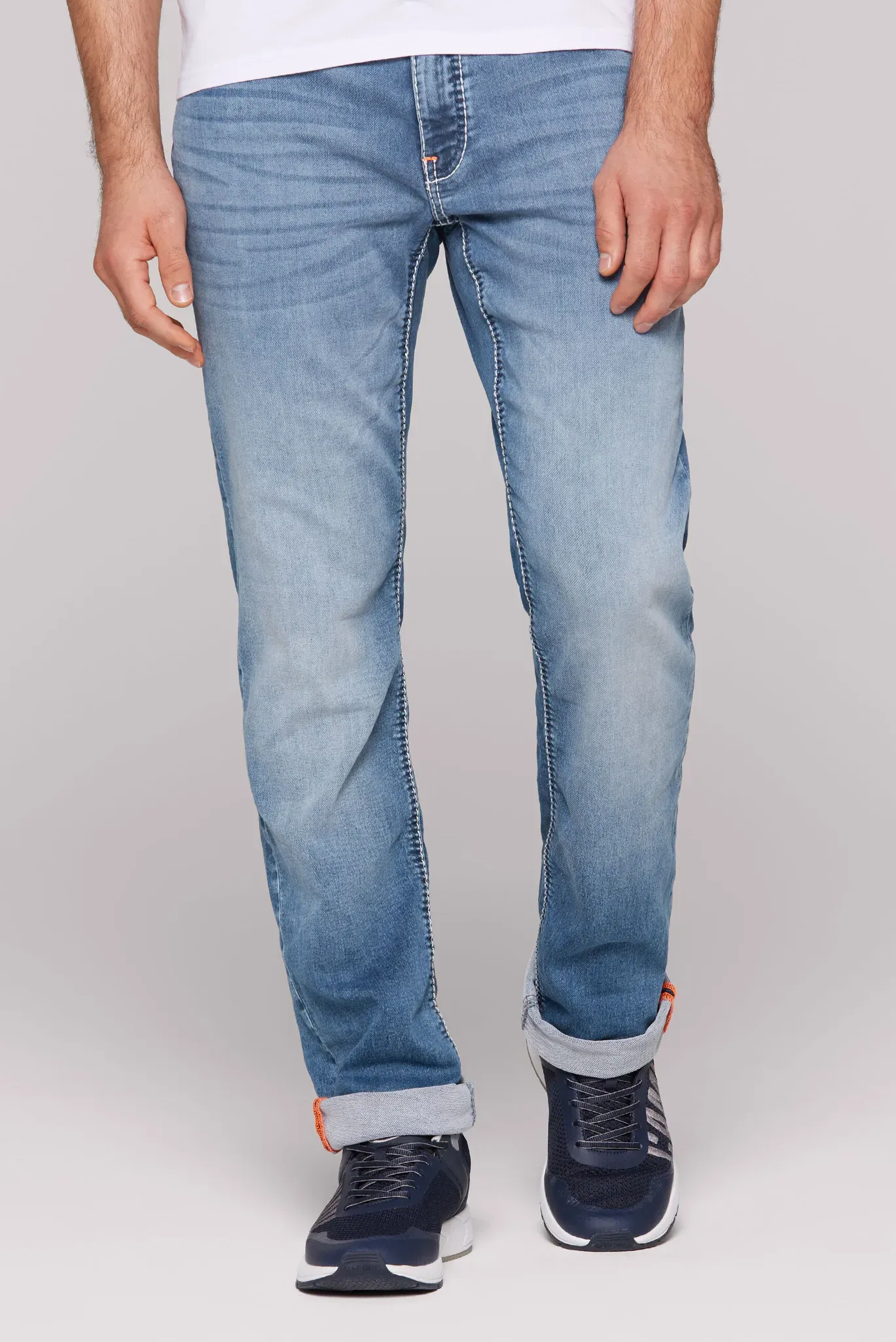Comfort-fit-Jeans CAMP DAVID, Herren, Gr. 36, Länge 30, blau (mid blau jogg), Sweatware, Material: 68% Baumwolle, 16% Polyester, 14% Lyocell, 2% Elasthan, Zusatz: Enthält nichttextile Teile tierischen Ursprungs (Badge), Abriebeffekte, comfort fit, Jeans, mit zwei Leibhöhen