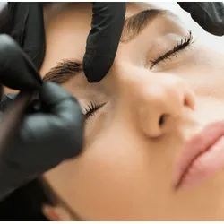 Augenbrauen & Wimpern färben