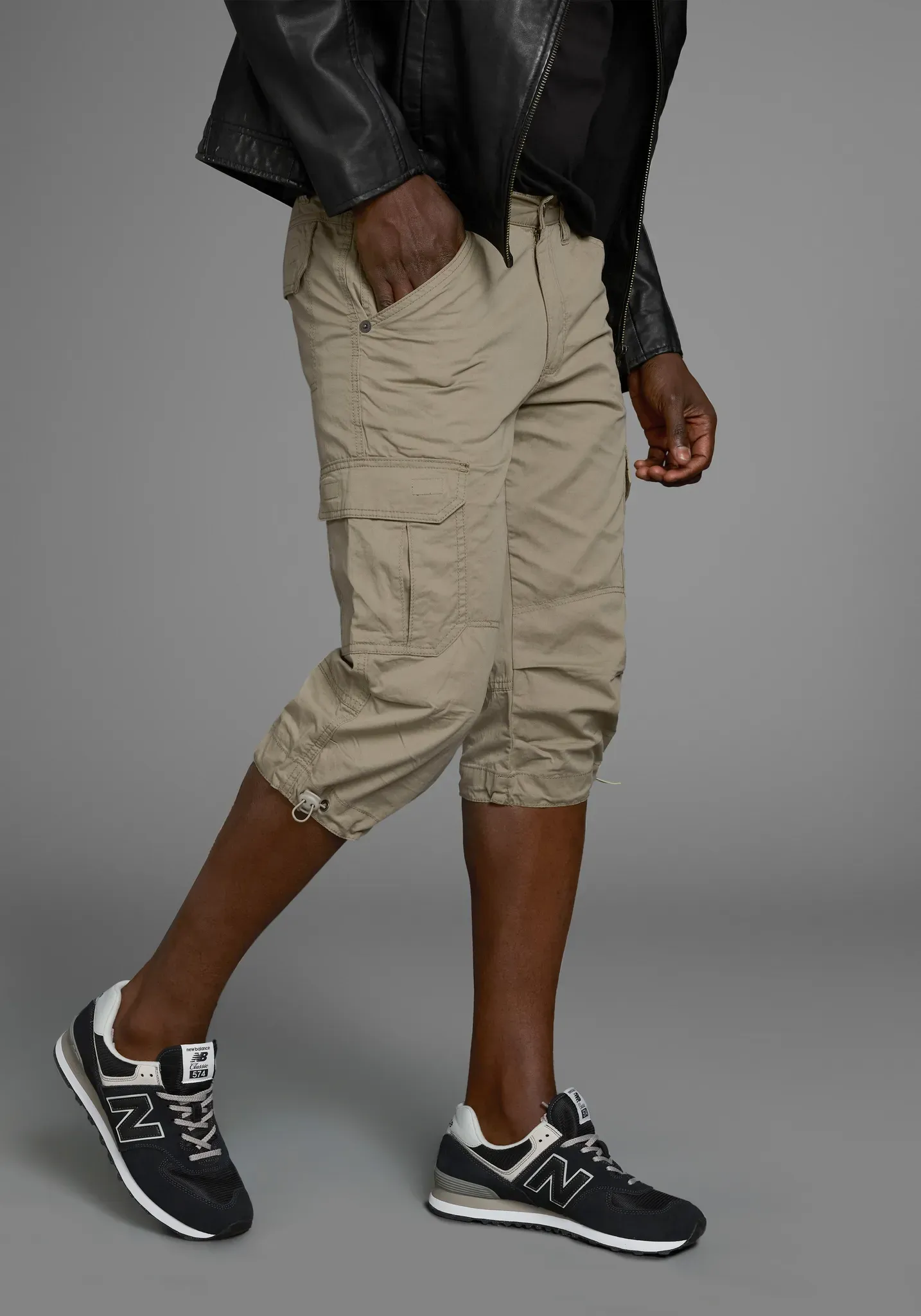 Cargobermudas MAN'S WORLD, Herren, Gr. 52, N-Gr, grün (hellkhaki), Obermaterial: 100% Baumwolle, unifarben, regular fit knieumspielend, Hosen, in 3/4-Länge, Topseller