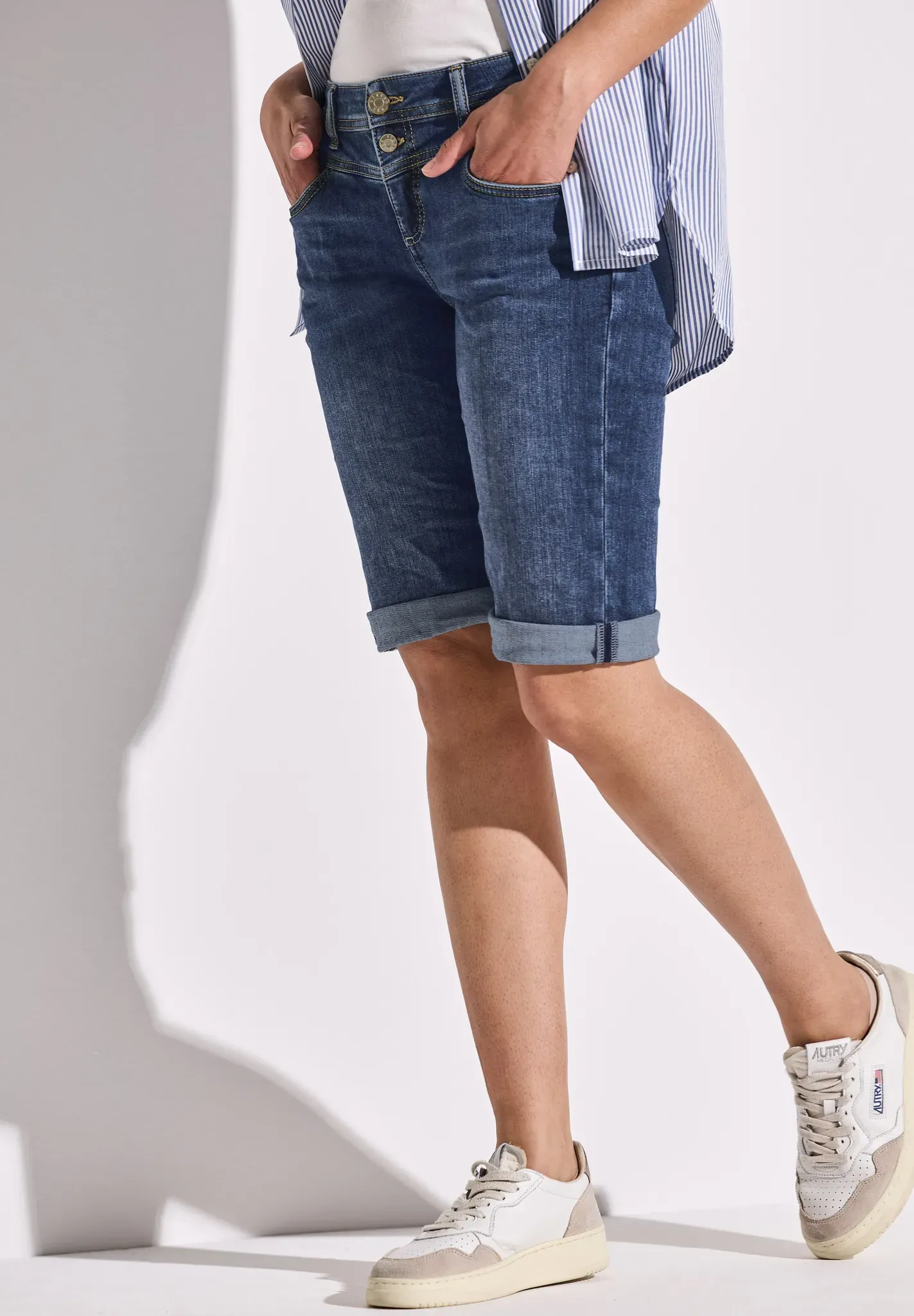 Bermudas STREET ONE "Style Jane", Damen, Gr. 30, N-Gr, blau (medium blau random), Denim/Jeans, Obermaterial: 79% Baumwolle, 15% Polyester (REPREVE), 4% Elastomultiester, 2% Elasthan, unifarben, casual, slim fit knielang, Hosen, Sommerhose, Topseller