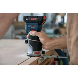 Bosch GKF 18V-8 Akku-Kantenfräse mit Spannzange, Parallelanschlag, 2x Saugadapter, Spanschutz
