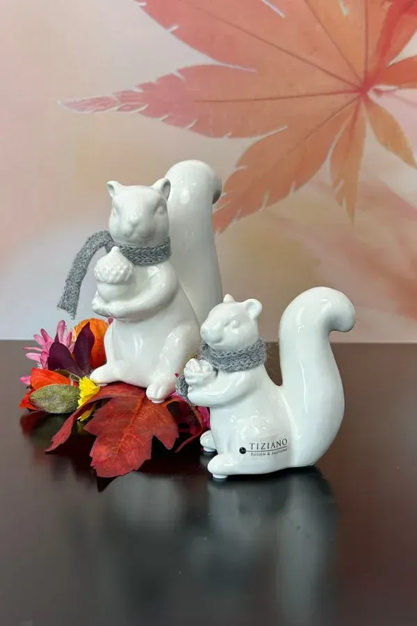 Eichhörnchen Robert mit Nuss 16cm cremeweiß