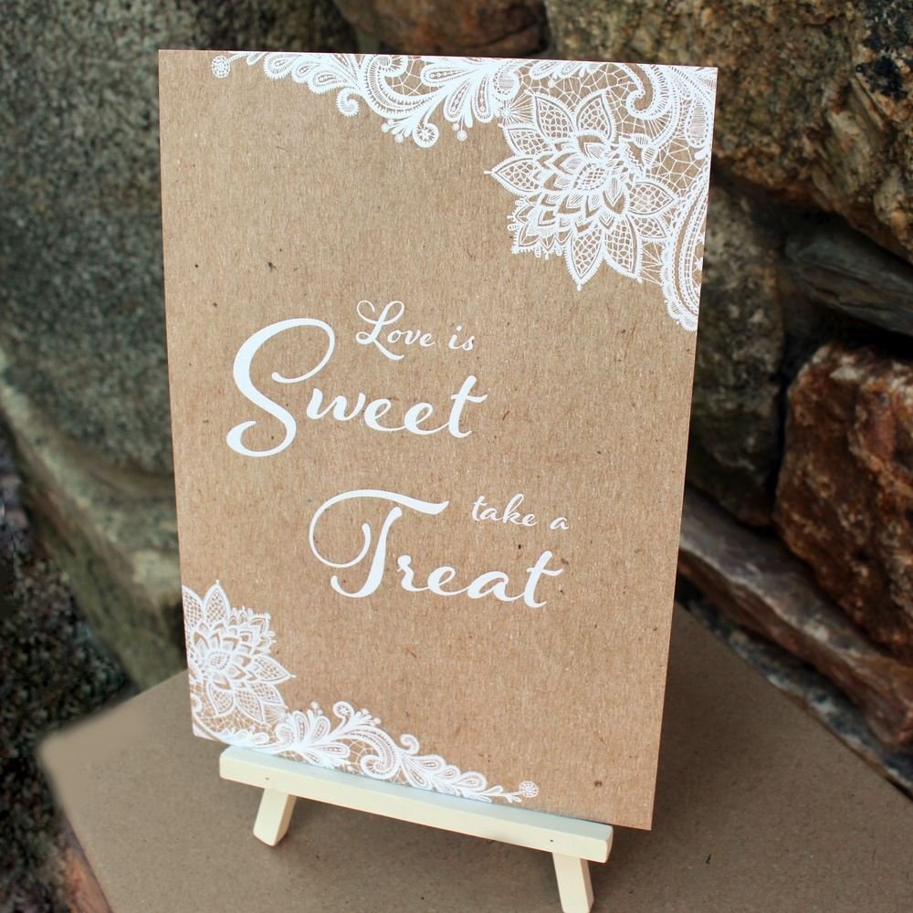 Karte mit rustikalem Hochzeitsdesign, Aufschrift: „Love is sweet Take A Treat“ - braunes und weißes Spitzendesign