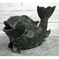 Bronzeskulpturen Skulptur Bronzefigur großer Fisch mit Wasserspeier dunkelgrün grün