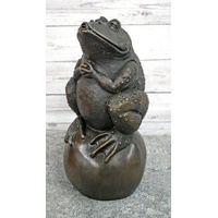 Bronzeskulpturen Skulptur Bronzefigur Frosch auf Kugel sitzend Wasserspeier braun