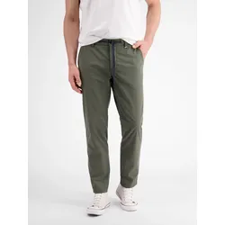 Leichte Hyper-Stretch Chino in Quick-Dry-Funktionalität - Aged Olive - W30_L34