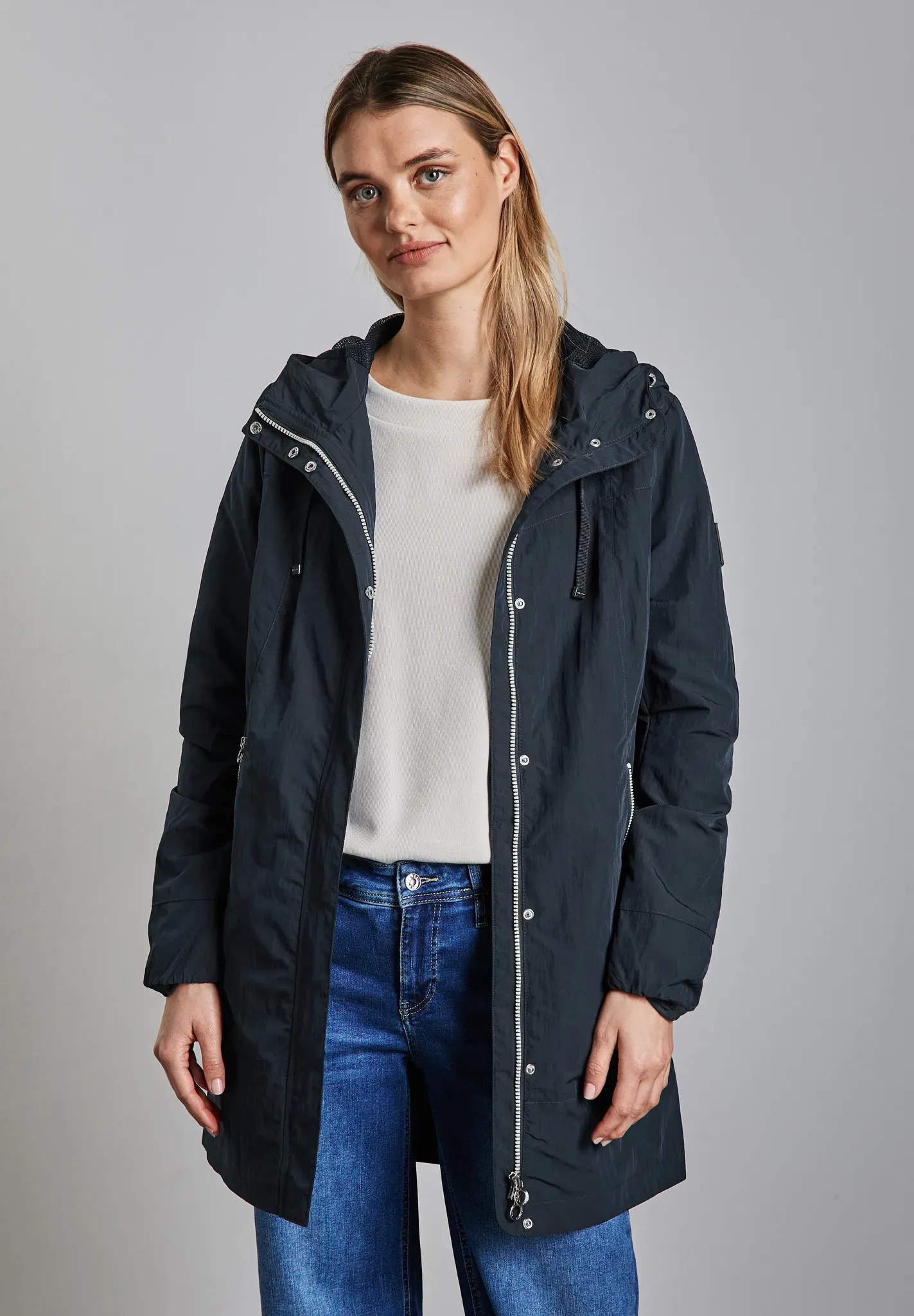 Kurzjacke STREET ONE, Damen, Gr. 34, blau (gravity blau), Stoff, Obermaterial: 60% Polyester, 40% Nylon. Futter: 100% Polyester, unifarben, gerade normal, ohne Ausschnitt, Bündchen, Jacken Kurzjacke, mit Kapuze