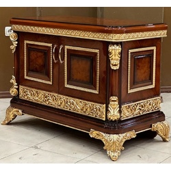 Casa Padrino Luxus Barock TV Schrank Braun / Gold - Prunkvolles Massivholz Sideboard mit 2 Türen - Luxus Büro Möbel im Barockstil - Barock Möbel - Barock Büro Einrichtung - Edel & Prunkvoll