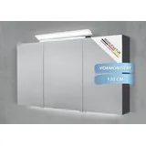 Intarbad Badezimmerspiegelschrank 3-türiger Spiegelschrank mit großflächiger MULTI LED Aufsatzleuchte (Doppelspiegeltüren, Holz-/ Lackdekore, Maße von 120 bis 140 cm wählbar, Höhe 70 cm, Glasfachböden, Magnetleiste & Kosmetikspiegel Ø 12 cm) dimmbar, Vormontierte Lieferung, 160 kg Traglast, Made in Germany grau 130 cm x 70 cm x 13,5 cm