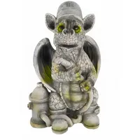 Kremers Schatzkiste Gartenfigur Drache Feuerwehrmann wetterfest Drachenkind 27cm – Polyresin Figur mit Helm & Spritze im Vintage-Steinlook – niedliche Gartendeko für Außenbereich & Geschenkidee