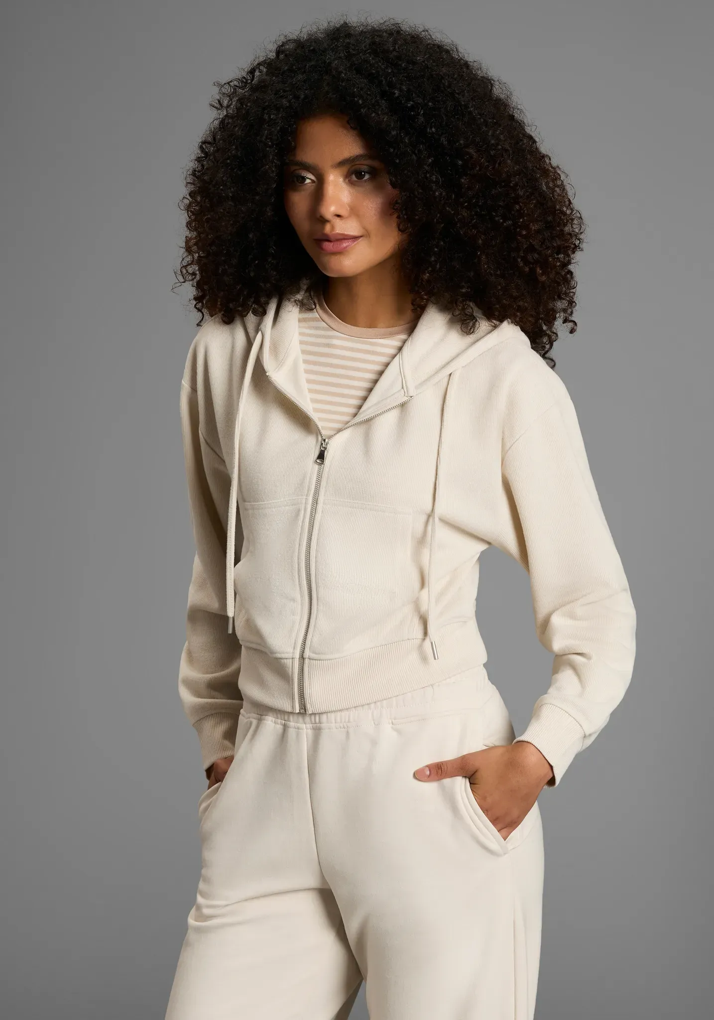 Kapuzensweatjacke LAURA SCOTT, Damen, Gr. 44/46, beige, angeraute Sweatware, Obermaterial: 100% Polyester, aufgeraut, unifarben, Basic, figurbetont kurz, Sweatjacken, mit Kapuze und Kordelzug, aus angerauter Sweatware, Langarm