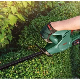 Bosch Akku Heckenschere EasyHedgeCut 18-45 (2 Akkus 2,0 Ah, 18-Volt-System, Messerlänge 45 cm, im Karton)