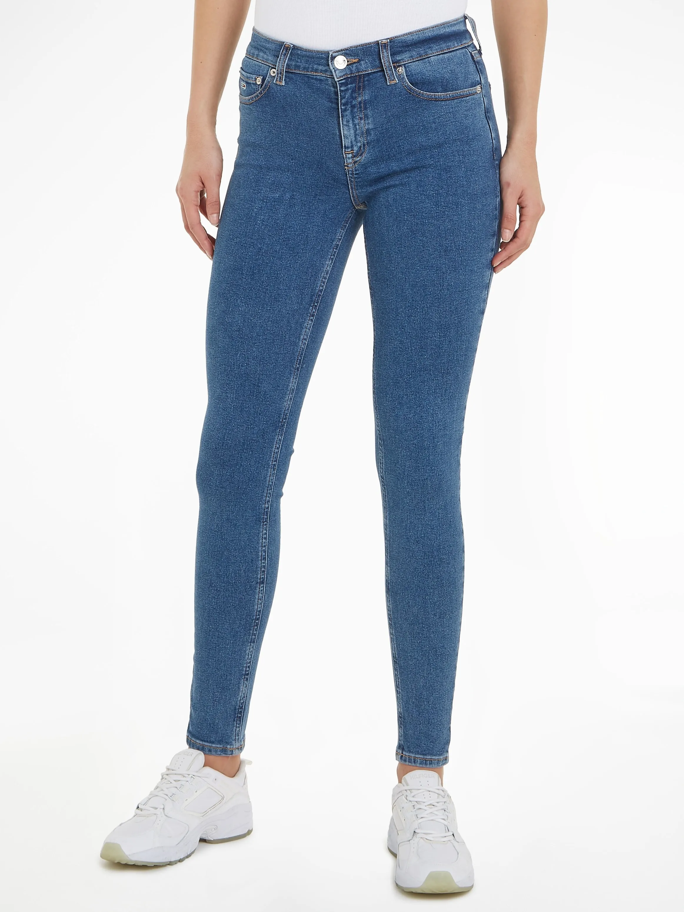 Bequeme Jeans TOMMY JEANS "Nora" Gr. 34, Länge 32, blau (mid blue32) Damen Jeans mit Ledermarkenlabel