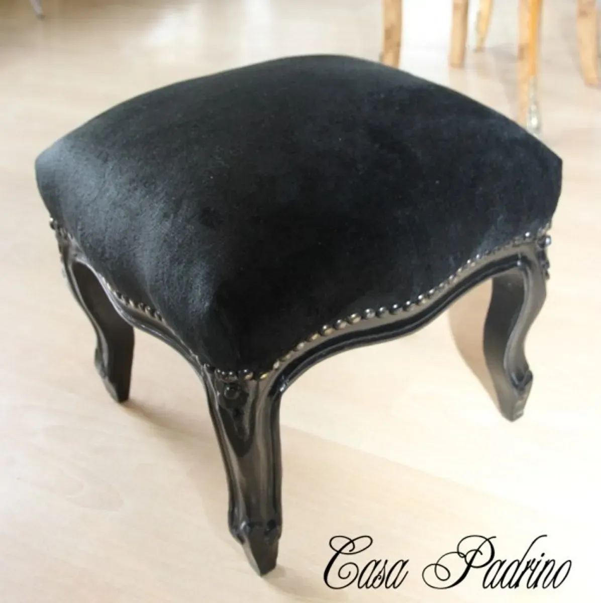 Casa Padrino Barock Fußhocker Schwarz Samtstoff / Schwarz - Antik Stil Hocker - Möbel