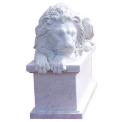 Casa Padrino Luxus Jugendstil Marmor Skulptur Löwe schaut nach links Weiß 150 cm - Wetterbeständige Garten & Terrassen Dekofigur mit Sockel - Prunkvolle Garten & Terrassen Deko