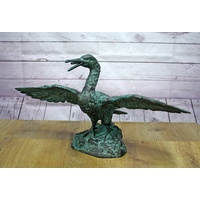 Bronzeskulpturen Skulptur Bronzefigur Ente mit Wasserspeier grün