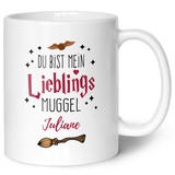 GRAVURZEILE Bedruckte Tasse mit Spruch - Du bist mein Lieblingsmuggel - Personalisiert mit Namen - Tasse mit Spruch als Geschenk für Fantasy Fans - Zauberhafte Geschenke - Farbe: Weiß mit Name