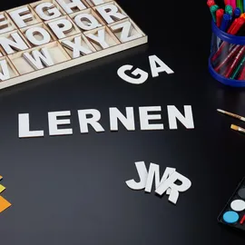 Relaxdays XL Holzbuchstaben Set, 104-teilig Beige,Weiß