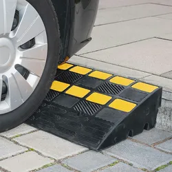 PROREGAL Reflektierende Bordstein-Rampe aus Hartgummi | Normelement | HxBxT 10x60x30cm | LKW geeignet & belastbar bis 40 Tonnen | Schwarz-Gelb