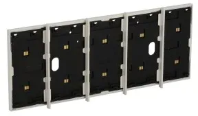 Legrand KW8104P1 LivingNow 5-mod. Rahmen mit integr. Busleitung für 4-mod. Dose, Farbe: White